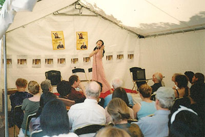 Storytelling in front of the Shakespeare & Co bookshop in Paris.